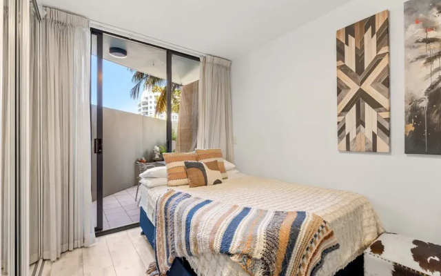 Beachside Studio With Pool and Gym Access