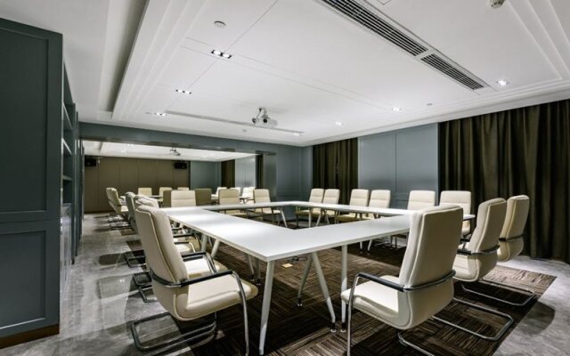 Magnotel Hotel (Dongxing Guomen Port)