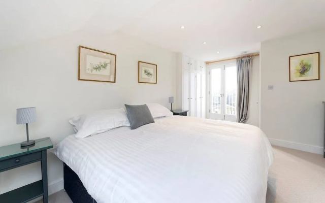 Spacious 4 Bed House, Battersea