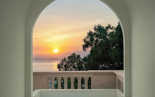 Miyue Roman Holiday Bubble Pool hotel