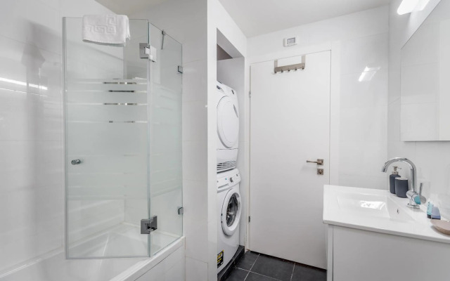 Spacious & Design 2BDR W/ balcony and parking