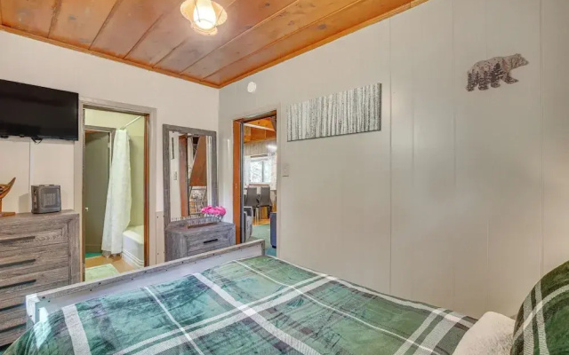 Cozy Crestline Cabin w/ Mountain-view Balcony!
