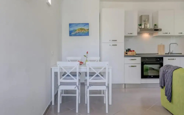 Seaside Getaway Holiday Home With Patio Slatine