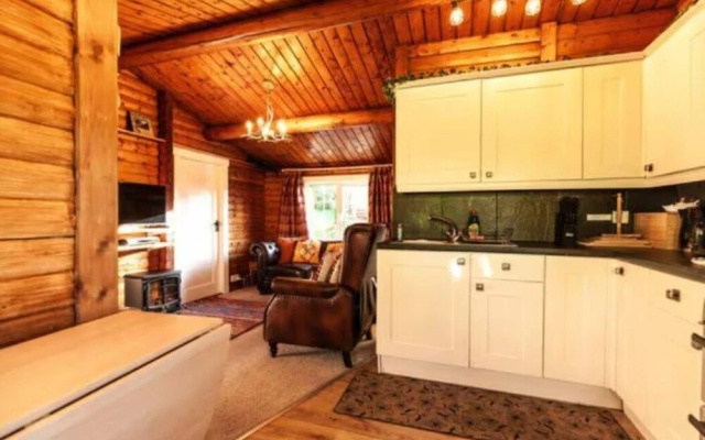 Cozy Mountain 2 Bed Log Cabin