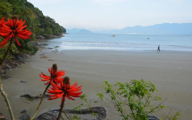 Casa em Bertioga condomínio 250 metros da praia