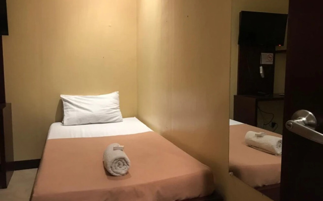 762 Laurien Hotel