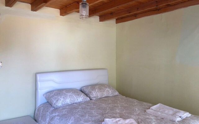 Tarihi Kucuk Tas Konak