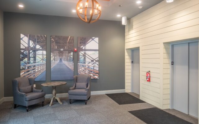 Modern 2 Bedroom on Riverfront w Parking