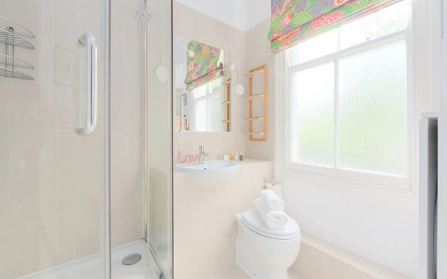Charming Flat in Leafy West London by Underthedoormat