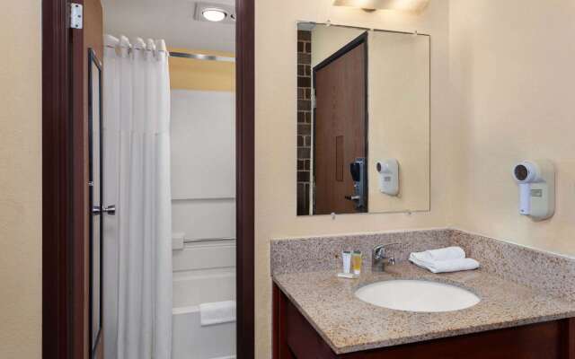 Days Inn by Wyndham Rockford I-90 Casino District