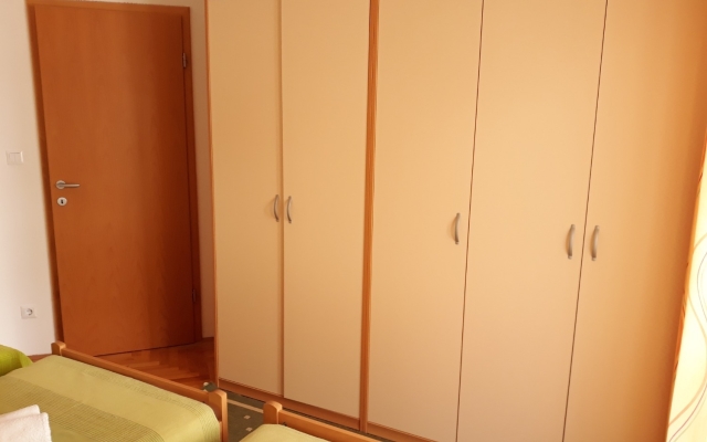 Apartment Zdravko - with parking : A1 Omis, Riviera Omis