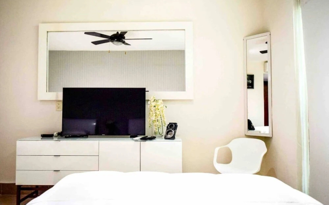 LUXURY CONDO STEPS FROM 5th AV & BEACH