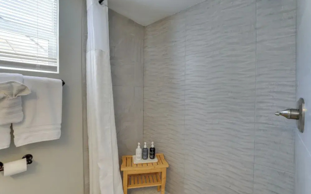 Coastal Sarasota Condo: Minutes to Beach!