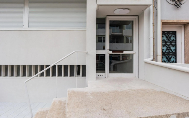 UNIQUE Modernist Duplex apartment & PARKING