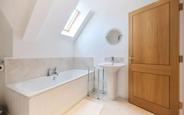 The Bourton-on-the-water Place - Lovely 5bdr House With Parking + Garden