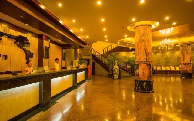 Crown Hotel Jinghong (Aegean Sea Shopping Mall & Water-Splashing Square Branch)