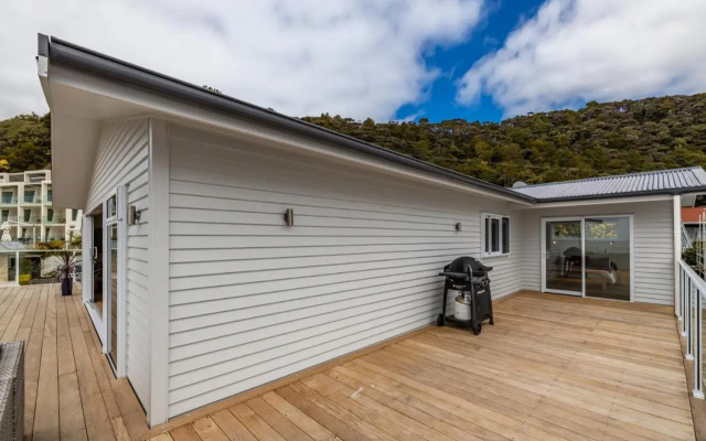 Waterfront Beach House - Paihia Holiday Home
