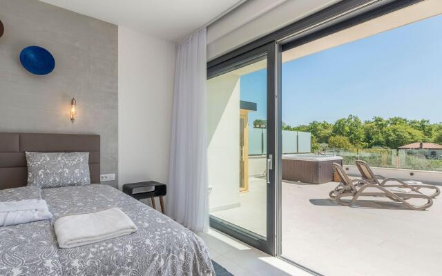 Modern holiday home in Novigrad with swimming pool