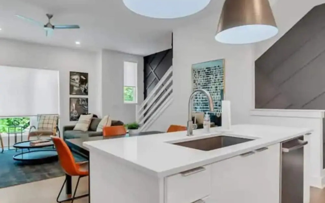 Spacious 4BR Minutes From Broadway- Sleeps 14