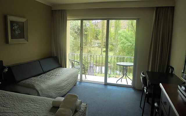 Riverbank Park Motel