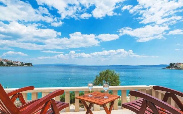 Sea Front - With Pool - H