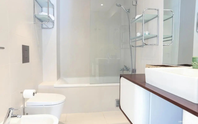 Azulejos' Charming Apartment with Terrace 2 by Lisbonne Collection