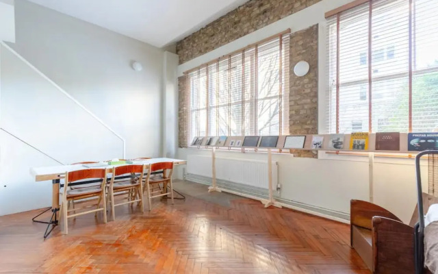 Tastefully Curated Mezzanine Studio Flat Hackney!