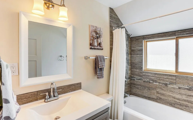 Patio & Mountain Views: Farmhouse in Mancos!