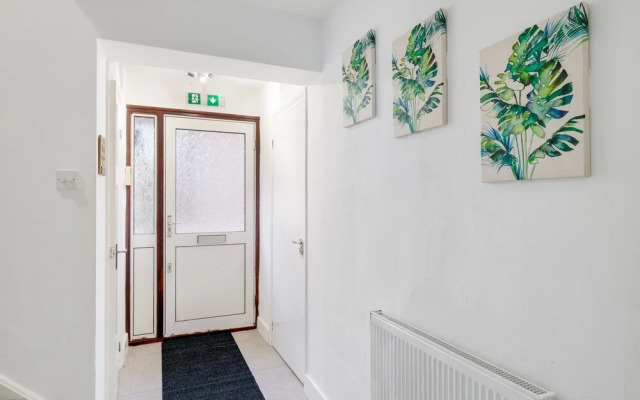 Spacious 4-Bedroom 2-Bath Home in Bywood