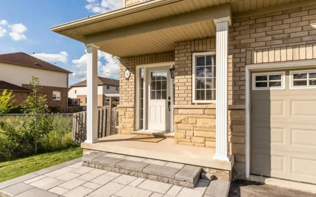 Unique Townhome Private HOT TUB Gym Sauna BBQ Playground Garage