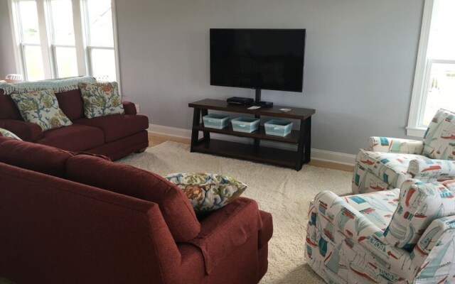 Best Day Ever 4 Bedroom Home by RedAwning