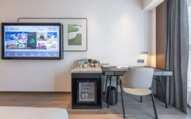 Atour Hotel Xinxiang East Station Pingyuan Road