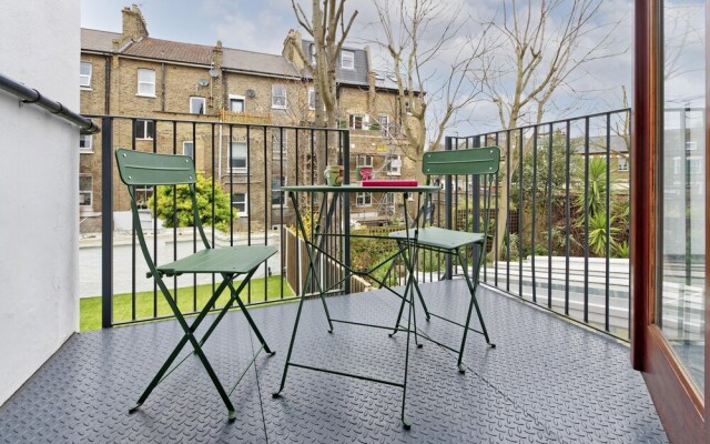 Beautiful Battersea Garden Flat by Underthedoormat