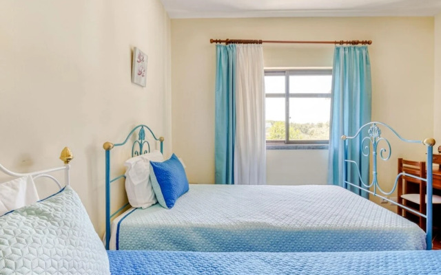 Carcavelos Villa With Pool