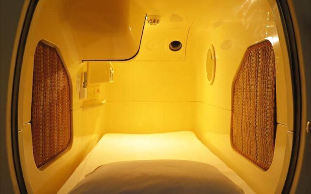 Sauna and Capsule Hotel Hollywood– Male Only