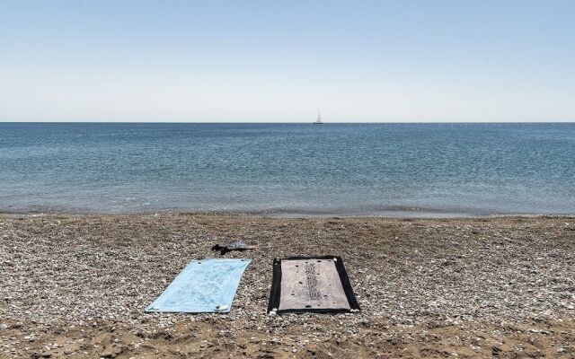 Live by the sea at House Almyra