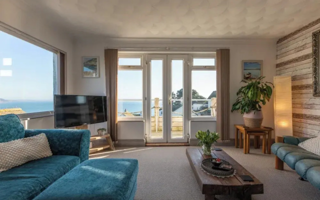 1 Bed Flat - Sleeps 2 - Pets - Balcony - Parking