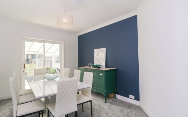 6 Newbridge Gardens