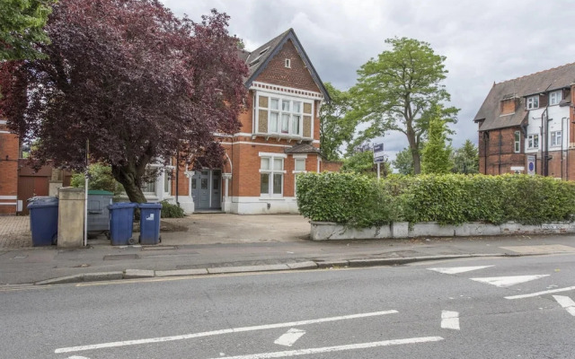 Stunning 4-bed Property in London-parking & Garden