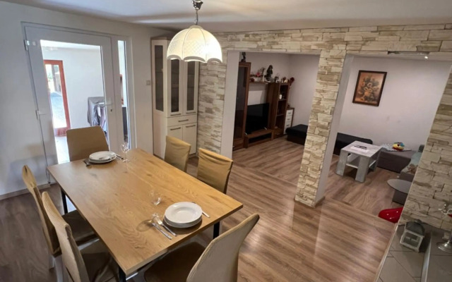 Priestranný dom v tichej časti mesta Levice.