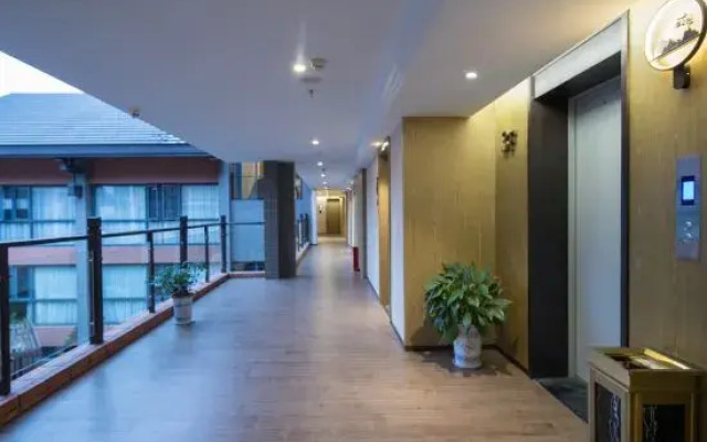 Mingyue Mountain Chancha Hot Spring Hotel