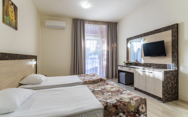 Mirena Rose Garden Family Studio