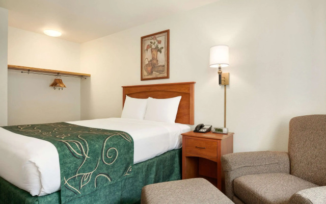 Travelodge by Wyndham Dunsmuir