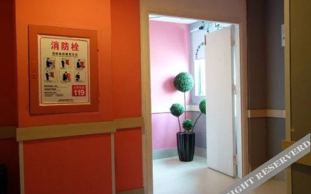Yibai Chain Hotel (Shanghai Fengxian Renmin Road)