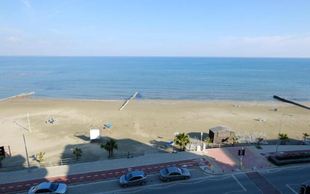 Mackenzie Beach Hotel & Apartments