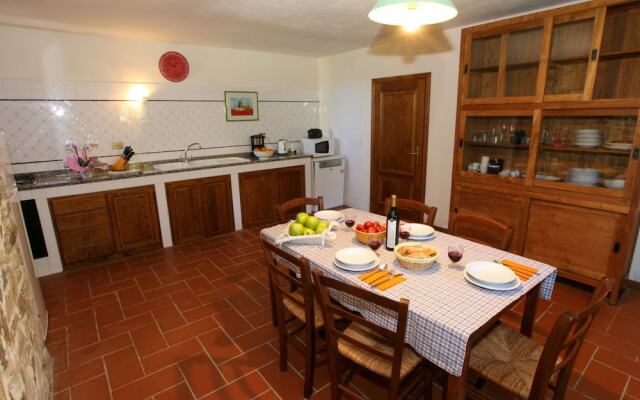 Stylish Holiday Home in Castelnuovo Dei Sabbioni with Pool