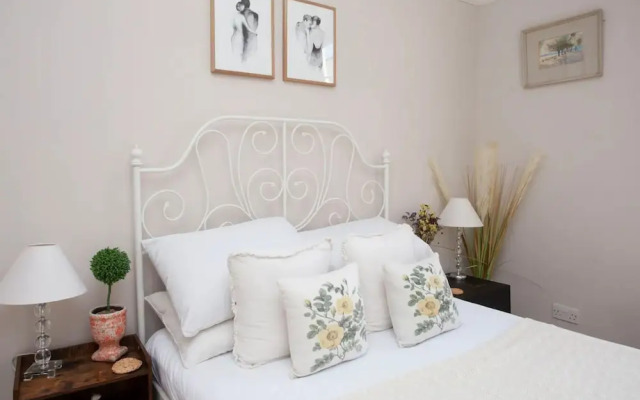 Stylish and Bright 2 Bedroom Flat in Bristol