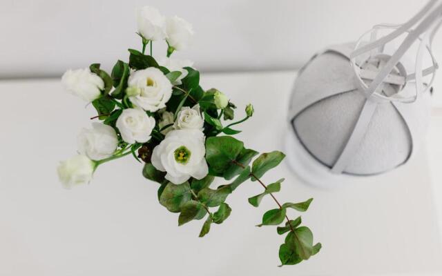 White Stylish Apartment 3