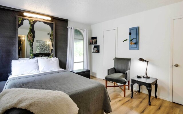 Walkable Dallas Vacation Rental w/ Community Pool!