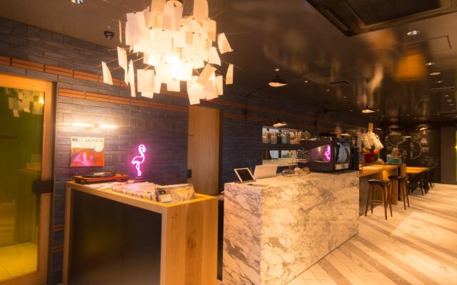 Hotel She, Osaka